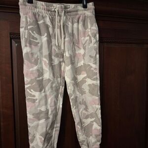 Tan cream pink camo Gap sweatpants women’s small petite